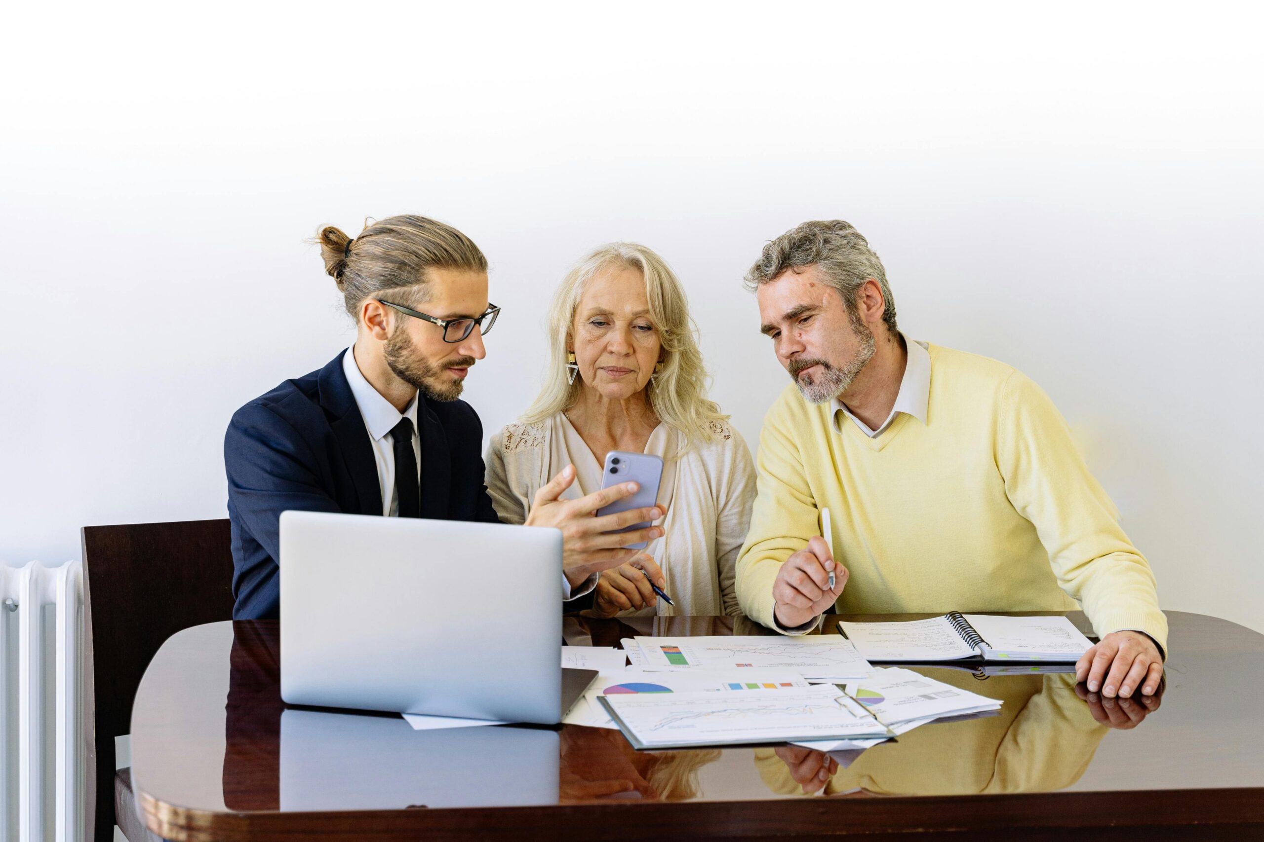 Comparison table highlighting differences between standard homeowner's policies and mold-specific insurance plans.