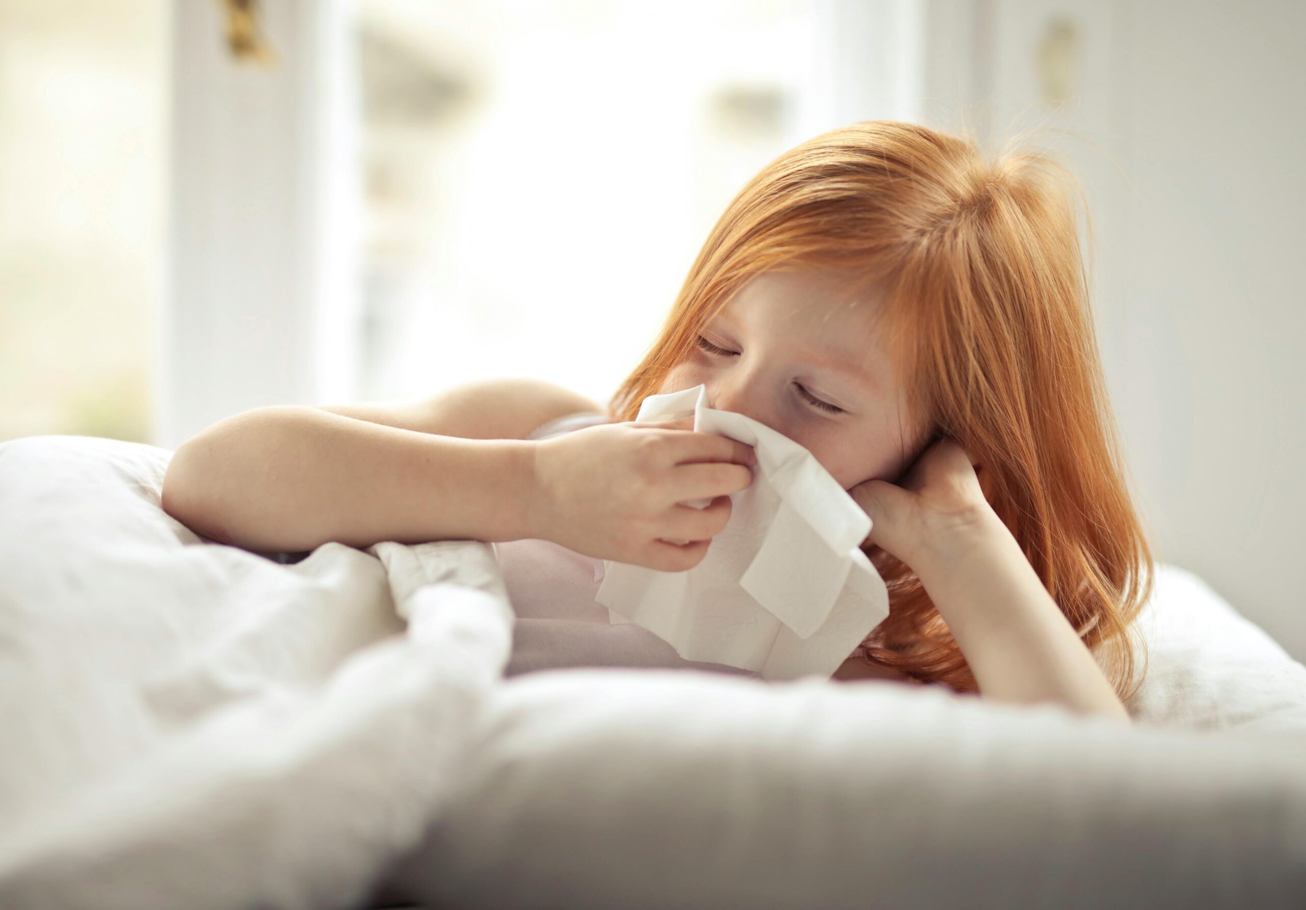 Infographic showing common mold allergy symptoms like sneezing, itchy eyes, and fatigue.